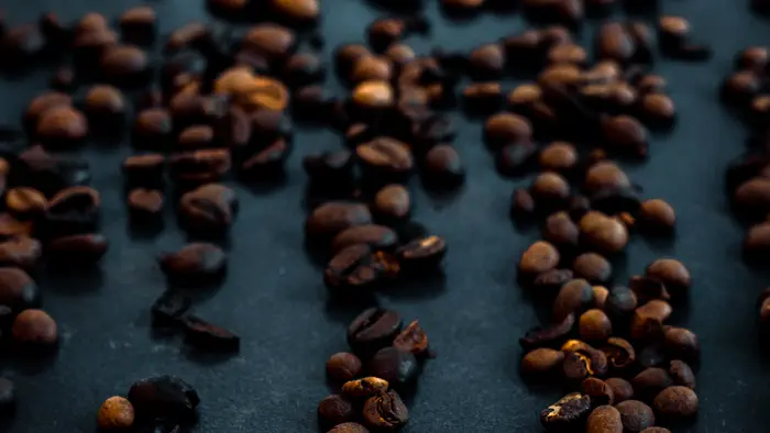 成堆的咖啡生豆，飲品與食品原料的常見品項